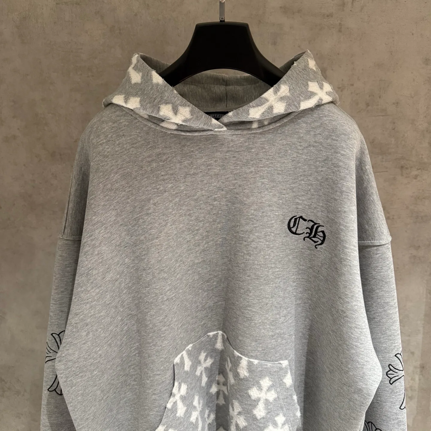 🅿️390 [Strict quality control] CH Croixin's new long-sleeved hooded sweatshirt. The fabric is made of heavy 480g double yarn fabric. The whole garment is washed. The front and rear panels are laser-burned. The ready-to-wear wash is loose. The fabric is stiff and stylish. It does not deform or shrink. Color: black, white, floral gray. Size: M-2xl